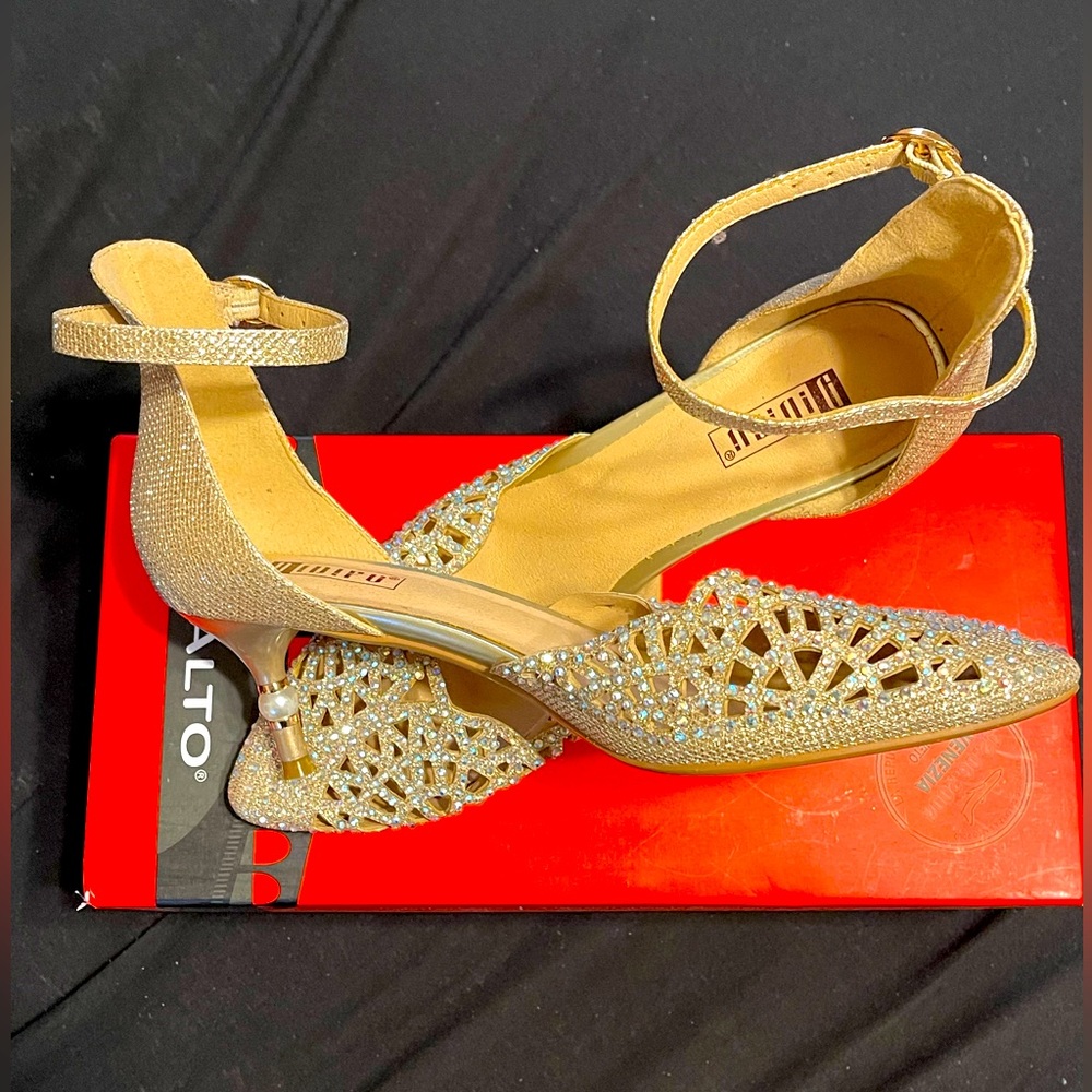 IDIFU Pretty Gold sparkly rhinestones Low Kitten Heels  Evening Shoes